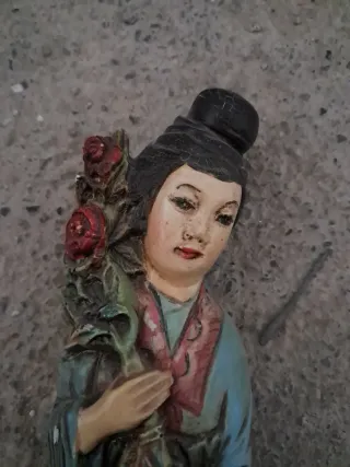 Estatua japonesa mujer con flores