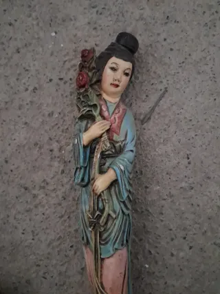 Estatua japonesa mujer con flores