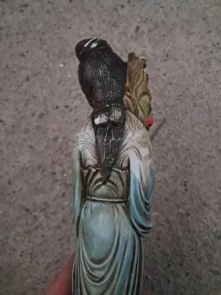 Estatua japonesa mujer con flores