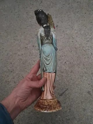 Estatua japonesa mujer con flores