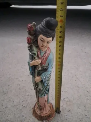 Estatua japonesa mujer con flores