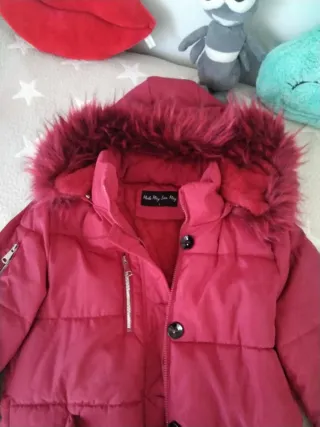Chaquetón rojo con capucha de pelo