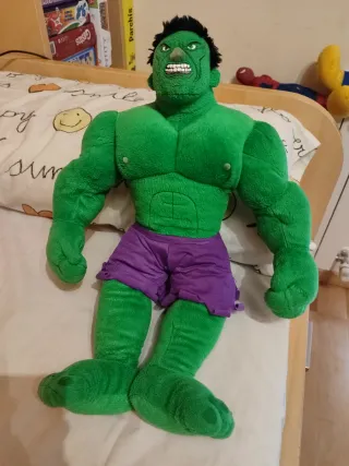 Muñeco peluche El Increíble Hulk.