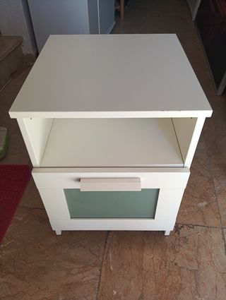 Mesita de noche blanca con cajón