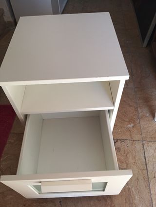 Mesita de noche blanca con cajón
