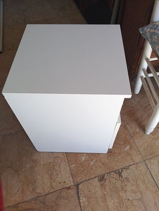 Mesita de noche blanca con cajón