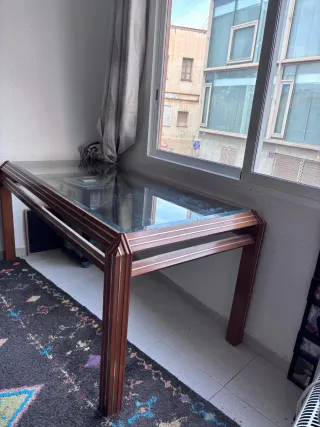 Mueble de madera con vitrina y cajones