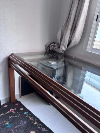 Mueble de madera con vitrina y cajones