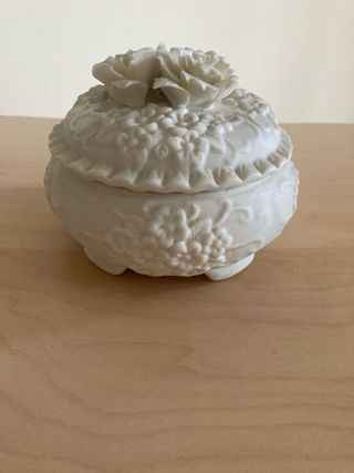 Portagioie in ceramica con fiori