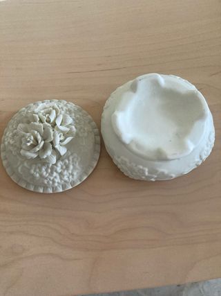 Portagioie in ceramica con fiori