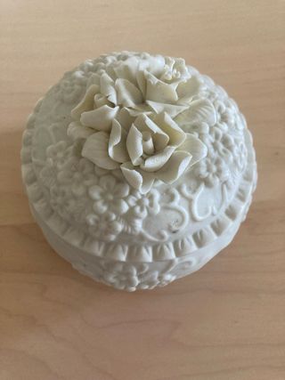 Portagioie in ceramica con fiori