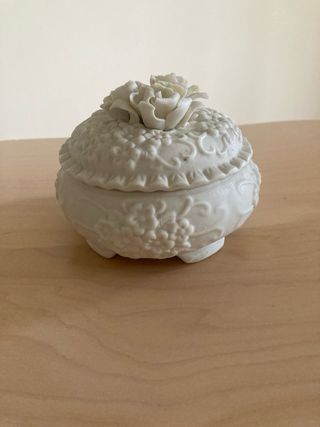 Portagioie in ceramica con fiori