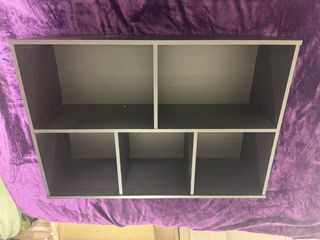 Estantería negra con módulos fijos