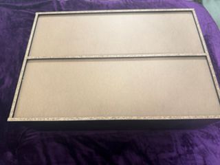 Estantería negra con módulos fijos