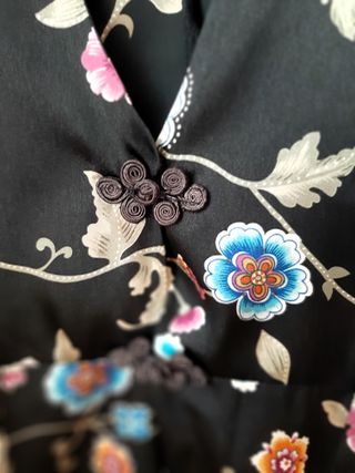Blusa tipo Kimono floral negra