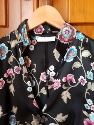 Blusa tipo Kimono floral negra