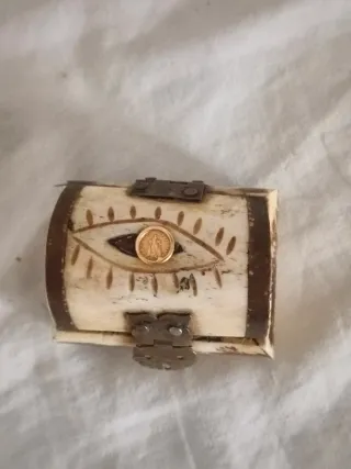 Cassetto gioielli e spille Vergini