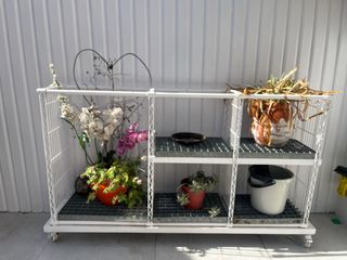 Estantería de hierro blanca y gris