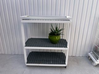 Estantería de hierro blanca y gris