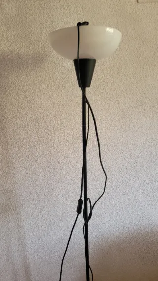 Lámpara de pie negra y blanca