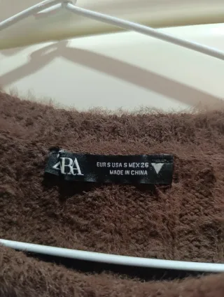 Falda beige elástica y jersey marrón