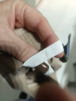 Falda beige elástica y jersey marrón