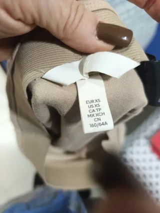 Falda beige elástica y jersey marrón