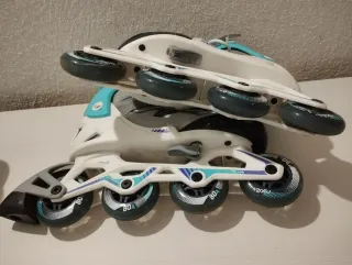 Casco blanco , patines, protecciones y bolsa