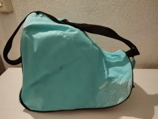 Casco blanco , patines, protecciones y bolsa