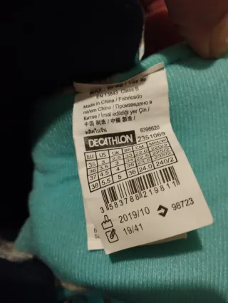 Casco blanco , patines, protecciones y bolsa