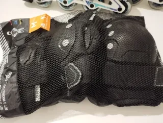 Casco blanco , patines, protecciones y bolsa