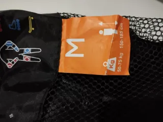 Casco blanco , patines, protecciones y bolsa