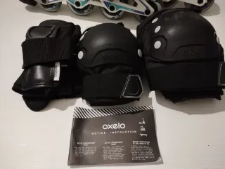 Casco blanco , patines, protecciones y bolsa