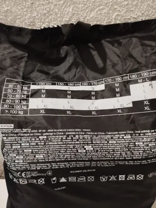 Casco blanco , patines, protecciones y bolsa