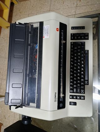 Máquina de escribir Olympia ES 105