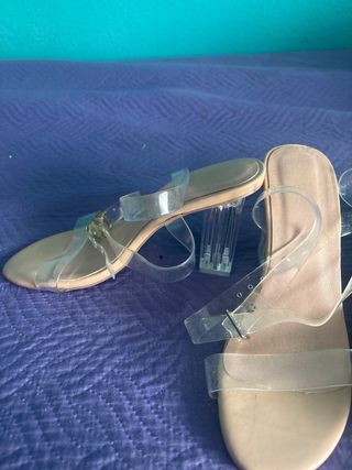 Zapatos y cuñas transparentes beige