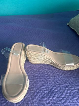 Zapatos y cuñas transparentes beige