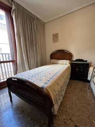 Cama individual de madera tallada. Estilo clásico