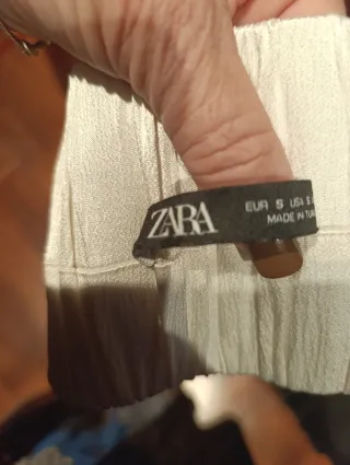 Conjunto falda negra y top marfil