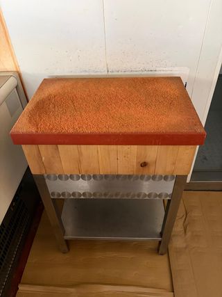 Tajo de madera 60x40cm con patas y mesa, altura 84