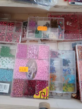 Lote de abalorios y cuentas para bisutería