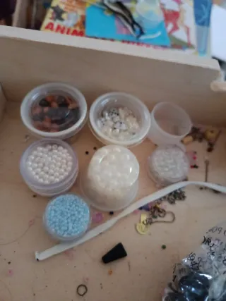 Lote de abalorios y cuentas para bisutería