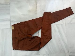 Pantalones efecto cuero Zara marrones