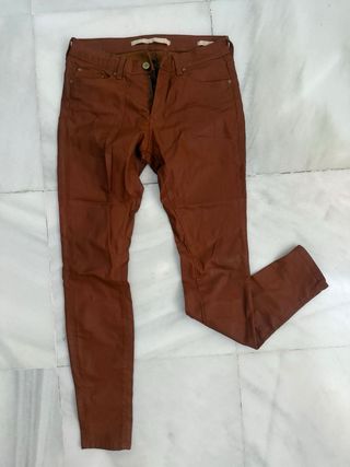 Pantalones efecto cuero Zara marrones