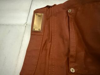 Pantalones efecto cuero Zara marrones