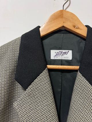 Americana elegante con solapa negra