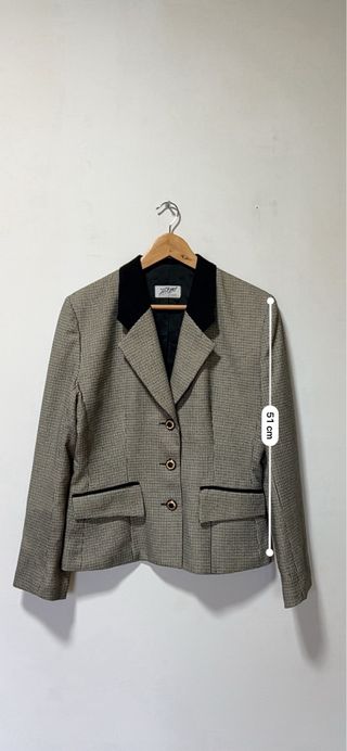 Americana elegante con solapa negra