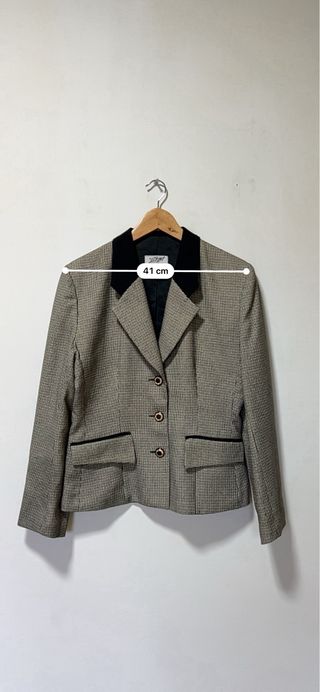 Americana elegante con solapa negra