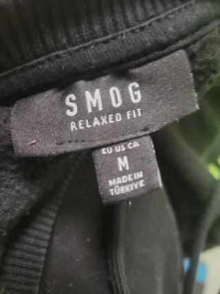 Sudadera negra con estampado de mariposa