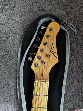 Guitarra Eléctrica Negra + Amplificador Mooer